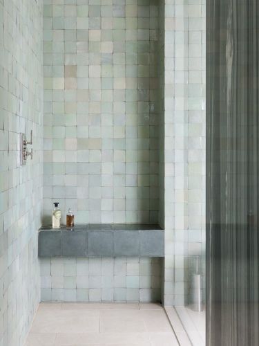 12 Gorgeous Aqua Blue Bathrooms Soothing Bathroom, Pastel Bathroom, Tiled Bathroom, Interior Design Minimalist, Zellige Tiles, Renovation Tips, Hotel Chic, Master Ensuite, Bad Inspiration