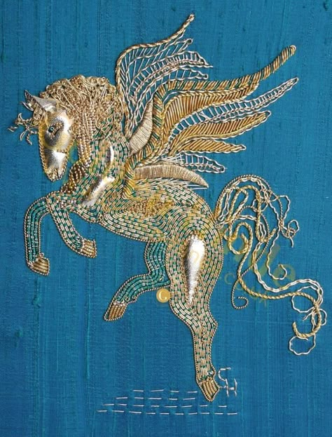 Handwork Design, Goldwork Embroidery, Gold Work Embroidery, Tambour Embroidery, Animal Embroidery Designs, Hand Work Embroidery, Embroidery Motifs, Handwork Embroidery Design, Animal Embroidery