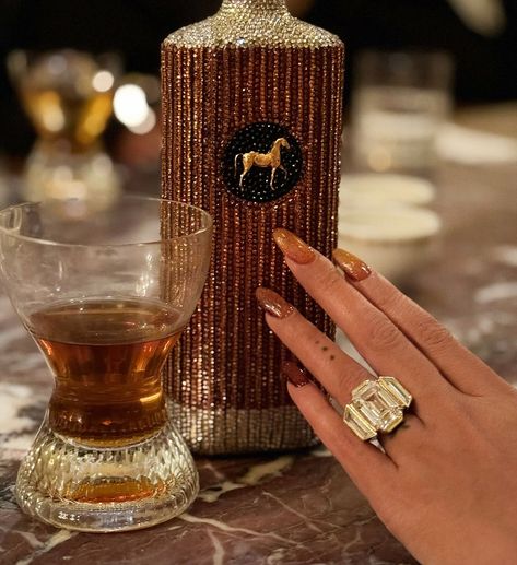 Beyonce Nails, Kate Moss Wedding, Shimmer Nails, Beyonce Instagram, Gold Sequin Gown, Pretty Alcoholic Drinks, Beyonce Knowles Carter, Nail Shimmer, Beyoncé Giselle Knowles-carter