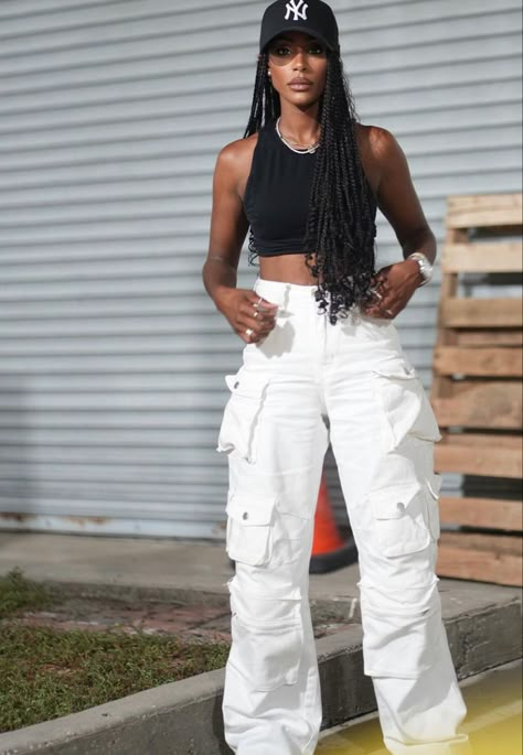 Yankee Hat Outfits Black Women, Style White Cargo Pants, Cargo Pants Outfit Casual, Knotless Braids Goddess, London Women Fashion, Cargo Outfits Women, White Cargo Pants Outfit, Cargo Pant Outfit, Hat Street Style