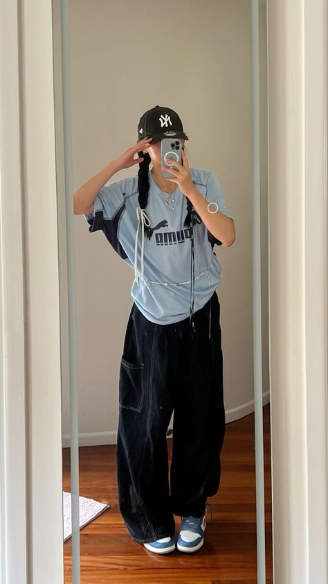 #danceoutfit #dancewear #streetwear #y2k #outfitaesthetic #outfitinspiration #baggyjeans #jeansoutfit #outfitidea #baggyy2k #baggy #koreanfashionoutfits Y2k Fits Girl, Y2k Street Wear Outfits, Baggy Clothes Outfit Aesthetic Korean, Outfit Inspo Korean Streetwear, Newjeans Clothes Style, Streetwear For School, Baggy Clothes Outfit Women Streetwear, Baggy Outfits Girl Aesthetic, Y2k Girls Outfits