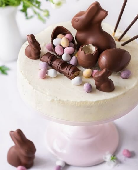 Easter Cupcake, Cake Mini, Custard Cake, Easter Baking, Easter Cake, Candy Cake, Mini Eggs, Easter Chocolate, Easter Cakes