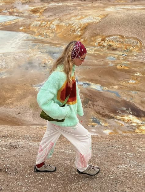 Colourful Hiking Outfit, Hot Weather Hiking Outfit, Iceland Fashion Summer, 90s Hiking Outfit, Gorp Core Summer, Colorful Hiking Outfit, Cool Hiking Outfit, Iceland Summer Outfit, Hiking Fall Outfit