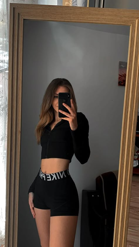 Nike Pro Gym Outfit, Black Nike Pro Shorts Outfit, Black Gym Shorts Outfit, Black Spandex Shorts Outfit, Sporty Outfits Black, Outfit Ideas With Black Shorts, Nike Pro Shorts Outfit Aesthetic, Hot Gym Outfit, Crop Top Mirror Selfie