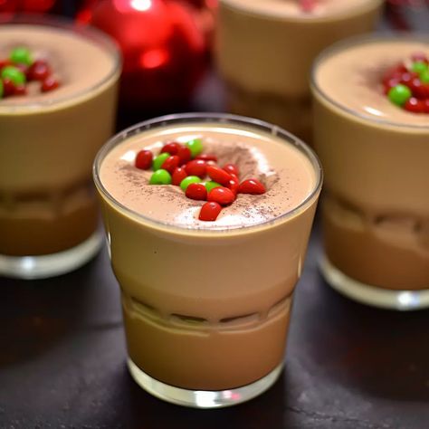 Christmas Kahlua and Baileys Pudding Shots Bailey Pudding Shots, Baileys Shots Recipes, Chocolate Shots Alcohol, Alcohol Pudding Shots, Easy Christmas Party Drinks, Kahlua Pudding Shots Recipes, Baileys Pudding Shots Recipes, Shots Recipes Alcoholic, How To Make Pudding Shots