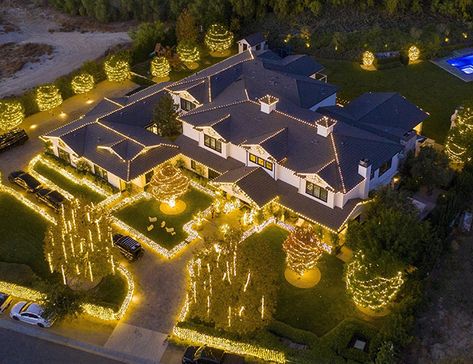 Kim Kardashian and Kylie Jenner's Christmas lights have lit up the whole neighbourhood - see photos | HELLO! Kylie House, Kardashian Cars, Kardashians House, Hidden Hills Home, Kylie Jenner House, Calabasas Homes, Kardashian Home, Jenner House, Beverly Hills Houses