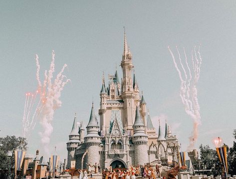 Battle Tops, Disney Photo Ideas, Disney Paris, Disney Photography, Disney Side, Disney Photos, Disney Castle, Disney Aesthetic, Disney Life