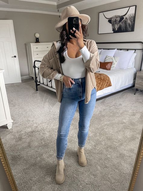 High Waisted Jeans Outfit Fall, Corduroy Shacket Outfit, Chelsea Boots Women Outfit, Shacket Outfit Women, Tan Chelsea Boots, Fall Outfits Women 30s, Women 30s, Tan Outfit, Shacket Outfit