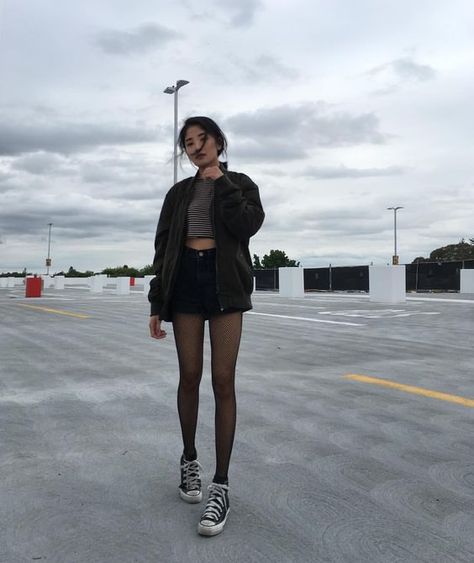 Pinterest : TRSude Moda Ulzzang, Moda Grunge, Look Grunge, Goth Outfit, K Fashion, Looks Street Style, Ulzzang Fashion, Black Tights, Mode Inspiration