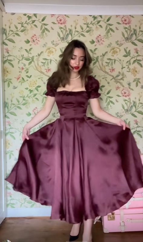 Sabrina Dress, Wine Dress, Birthday Vintage, Dresses Classy, Elegant Dresses Classy, فستان سهرة, Grad Dresses, Dresses Ideas, Satin Midi Dress