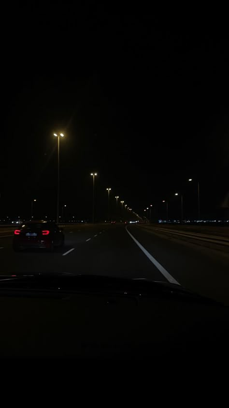 Sky Aesthetic Night, Highway At Night, Night Drives, Night Drive, رعب نفسي, Late Night Drives, Night Scenery, Car Driving, Driving Pictures