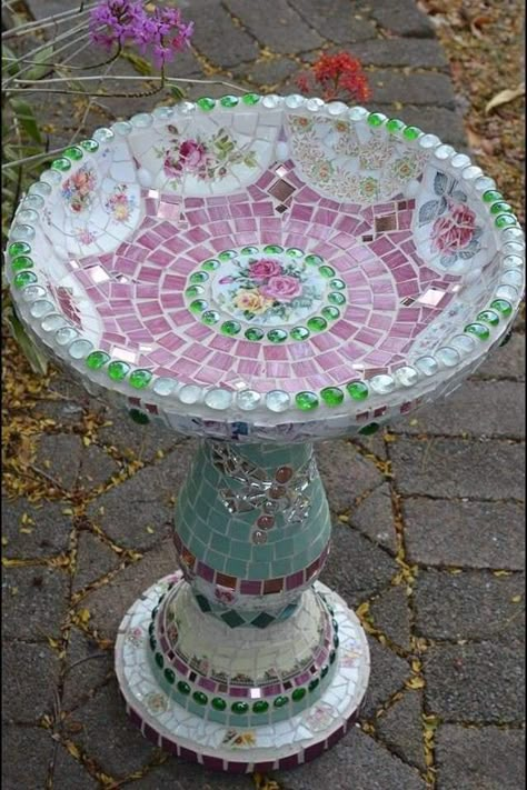 Mosaic Bird Bath, Mosaic Birdbath, Mosaic Art Diy, Mosaic Garden Art, Mosaic Birds, Mosaic Art Projects, White Shabby Chic, Mosaic Garden, Mosaic Projects