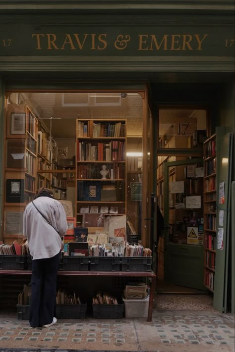 London Bookstore, Vintage Book Store, Dark Academia Book, Vintage Bookstore, Bookstore Cafe, Library Aesthetic, Fall Mood Board, Living In London, Book Cafe