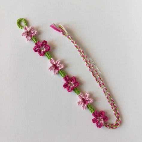 Friendship Bracelets Patterns With Beads, Star Thread Bracelet, I Love You Friendship Bracelet Pattern, Cute Embroidery Bracelets, Flower Embroidery Bracelet, Tulip Friendship Bracelet Pattern, Flower Pattern Friendship Bracelet, Embroidery Designs Bracelets, Pretty Friendship Bracelet Patterns