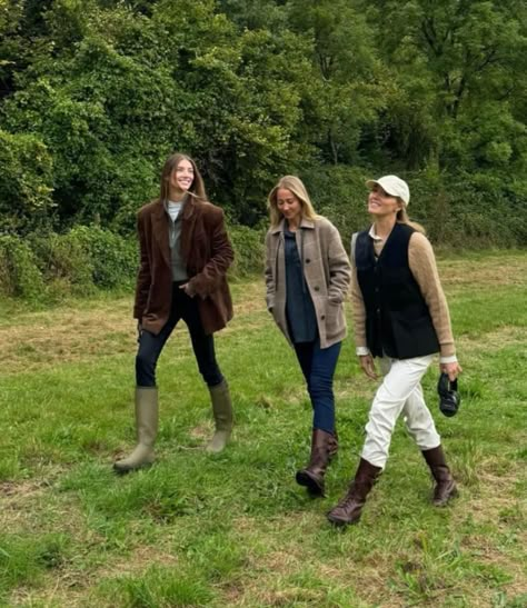 British Country Side Aesthetic, English Country Women Outfits, Smart Preppy Outfits, British Outdoor Fashion, Countryside Winter Outfits, Country House Outfit, Cotswolds Aesthetic Outfits, Cotswold Outfit, London Winter Outfits Women