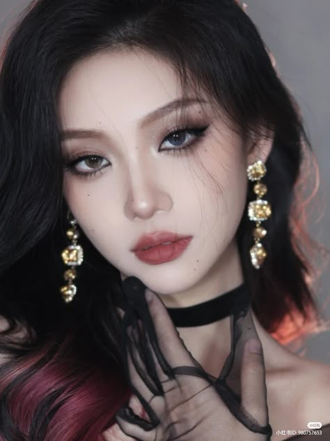 Pretty Gothic Makeup, Uzzlang Makeup Dark, Dark Butterfly Makeup, Smoky Douyin Makeup, Douyin Smokey Makeup, Asian Dark Makeup, Mafia Makeup Look, Manhwa Makeup, Dark Douyin Makeup