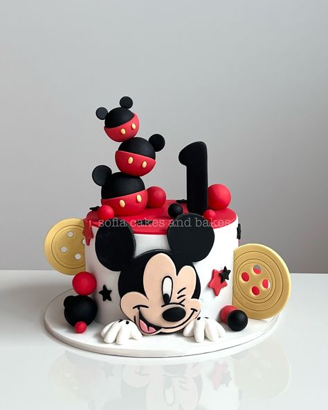 Mickey Mouse Christmas Cake, Cake Decorating Ideas Christmas, Modern Christmas Cake, Mickey Mouse Cake Ideas, Tarta Mickey Mouse, Baby Mickey Mouse Cake, Christmas Cake Design, Bolo Do Mickey Mouse, Christmas Cake Decorating Ideas