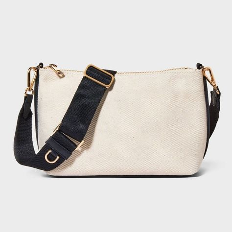 A stylish and functional crossbody bag that's perfect for everyday wear. Features a soft, structured exterior and a spacious interior with multiple compartments. #crossbodybag #handbag Cross Body Bag Outfit, Cross Purses, Halloween Costumes To Make, Purse Trends, Trendy Purses, Travel Crossbody, Bag Women Fashion, Patterned Backpack, Quilted Handbags