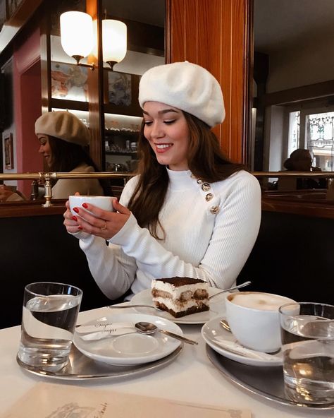 un café s‘il vous plaît and tiramisù for two 😝☕️🍮 Parisian Style Photo in Italian café, eating tiramisu and drinking cappuccino. Wearing a beige/white beret and white Zara turtle neck with golden buttons/details. #parisianstyle #parisianchic #beret #frenchstyle #beautyblogger White Beret Outfit, White Beret, Beret Outfit, Italian Cafe, Color Cafe, Style Photo, Parisian Chic, Beauty And Lifestyle, White Blazer