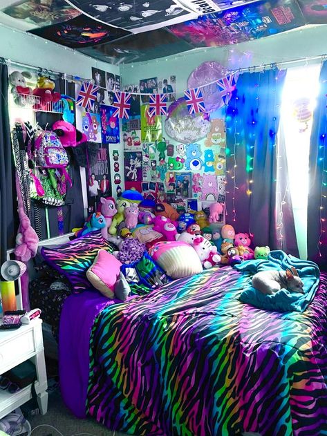 Scene Emo Room Ideas, Scenecore Room Decor, Scene Room 2000s, 2000s Scene Bedroom, Scene Kid Room Ideas, Scene Room Aesthetic, Weirdcore Bedroom Ideas, Beaded Room Decor, Emo Bedroom 2000s