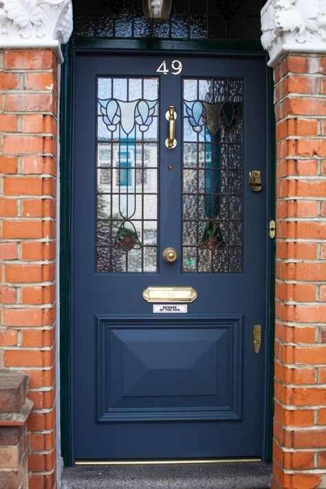 Victorian Front Door, Victorian Doors, Victorian Front Doors, Cottage Front Doors, Front Door Inspiration, Traditional Front Doors, Townhouse Exterior, Front Door Styles, Blue Front Door