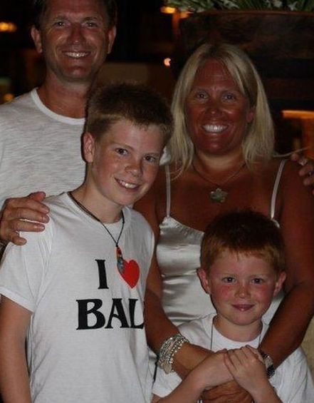 25 Tans From Hell - Gallery | eBaum's World Weird Family Photos, Tan Fail, Awkward Family Pictures, Bad Family Photos, Funny Family Photos, Awkward Photos, Awkward Family Photos, Bad Photos, Funny Family