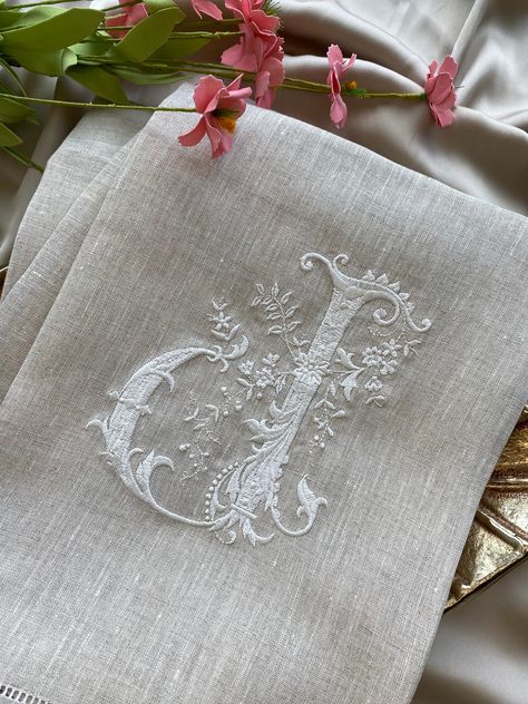 "Dress up your guest bathroom or powder room with these lovely, pure linen, embroidered guest towels! The design is a vintage French style flowery single letter monogram embroidered in white thread in natural linen napkins color. Simple, yet beautifulky intricate, this is a truly heirloom design that will bring charm and style to your home decor. Measurements of towel are approx (14\"x22\"). 100% linen fabric.  These guest towels are also a great gift to give to someone for special occasions suc Ladies Brunch, Linen Guest Towels, Monogrammed Linens, Vintage Napkins, Style Français, Embroidered Napkins, Mary Elizabeth, House Gifts, Guest Towels