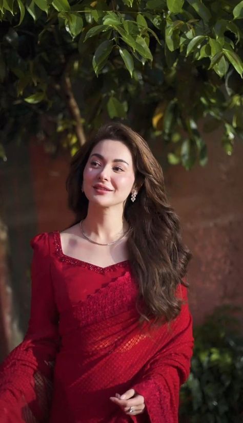 Hania Amir In Red Saree, Hania Amir Red Saree, Hania Amir In Saree, Pakistani Actress In Saree, Hania Amir Saree, Hania Amir Dresses Suit, Hania Amir Outfits, Saree Wedding Bridesmaid, Hania Amir Dresses