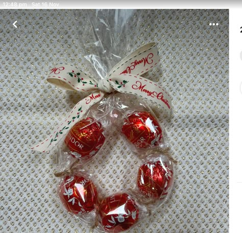 Homemade Christmas Ornaments As Gifts, Work Xmas Gifts, Christmas Work Treats, Decorate Christmas Table Ideas, Lindt Ball Wreath, Stockings Gifts Ideas, Mini Gifts Christmas, Candy Wreaths For Christmas, Lindt Chocolate Ball Wreath