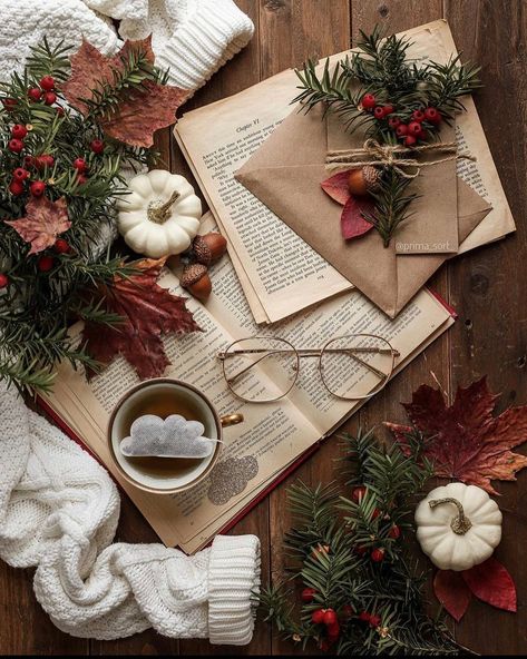 Christmas Flatlay, Winter Writing, Bookstagram Ideas, Winter Fragrance, Winter Books, Bookstagram Inspiration, Christmas Shoot, Blogger Tips, Christmas Wonderland