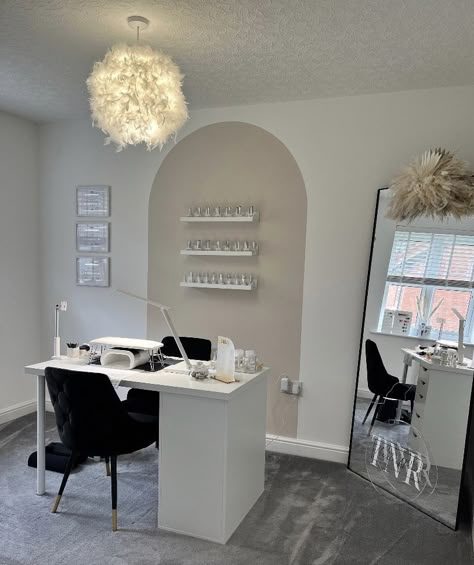 Beauty Space Room Ideas, Nail Suite Aesthetic, Room Nails Salon, Grey Nail Room Ideas, Nail Tech Room Inspiration, Nail Room Suite, Buety Salon Design, Salon Suite Decor Nails, Luxury Office Bathroom