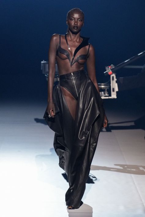 Mugler Fall 2023 Ready-to-Wear Fashion Show Collection: See the complete Mugler Fall 2023 Ready-to-Wear collection. Anok Yai, Cut Out Jeans, Couture Week, Runway Looks, Fall 2022, Fashion Show Collection, Fashion Killa, Drawing Reference, Madonna