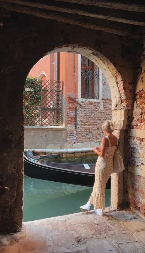 Italy Photoshoot Aesthetic, Venice Italy Poses, Venice Photography Ideas, Ponte Vecchio Bridge, Pictures In Italy Ideas, Pictures In Venice Ideas, European Photoshoot Ideas, Photo Ideas In Venice, Europe Pictures Aesthetic