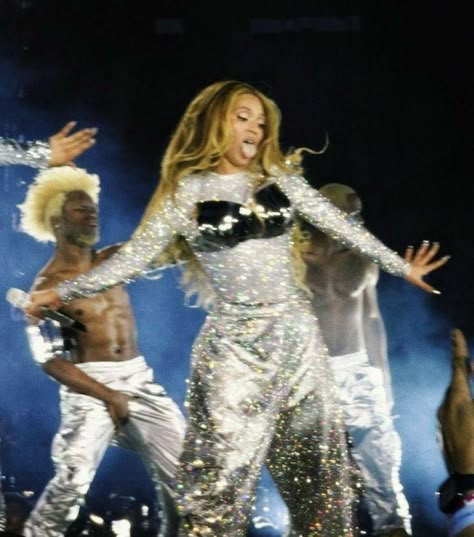 Beyonce Prom Dress, Brown And Orange Aesthetic, Beyonce World Tour, Beyonce Memes, Beyoncé Wallpaper, Beyonce Performance, Beyonce Pictures, Alien Superstar, Bee Beyonce