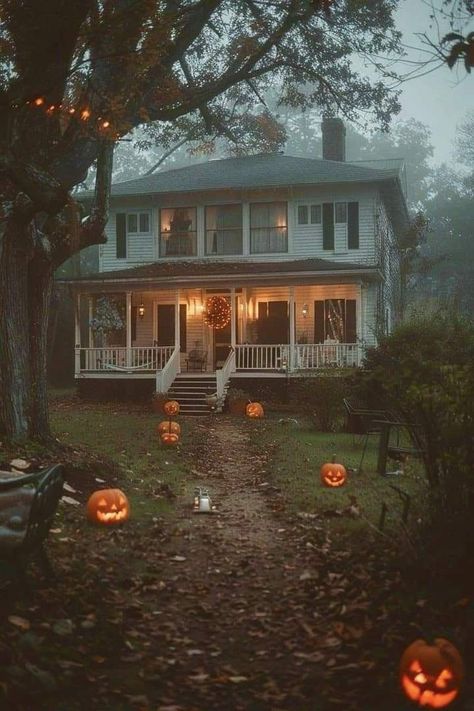 Fall Mystery Aesthetic, Halloween Decor Spooky, Halloween Spooky Decorations, Halloween Aesthetic House, Halloween House Aesthetic, Halloween Vintage Aesthetic, Halloween Vibes Aesthetic, Halloween Aesthetic Decor, Halloween Decor Aesthetic