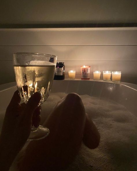 Bath Tub Photo Ideas, Bath Asthetics, Bath Time Aesthetic, Bubble Bath Instagram Pictures, Bathing Aesthetic, Bathtubs Aesthetics, Bathtub Photos, Bath Aesthetic Girl, Aesthetic Bath Tub Pics