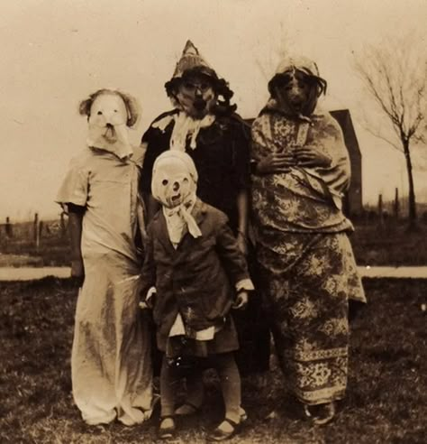 Terrifying Vintage Halloween Costumes | Creepy Old Halloween Costumes Vintage Bizarre, School Halloween Costumes, Images Terrifiantes, Old Halloween Costumes, Halloween History, Creepy Halloween Costumes, Vintage Halloween Photos, Photo Halloween, Creepy Costumes