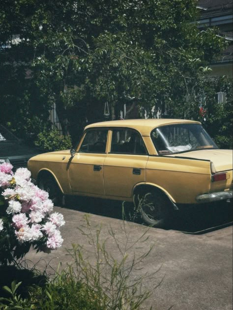 Retro car Retro Soul Aesthetic, Grainy Vintage Photography, Pretty Vintage Aesthetic, Retro Pics Vintage Photos, Retro Photography Aesthetic, Vintage Things Aesthetic, Vintage Core Aesthetics, Retro Cars Aesthetic, Vintage 40s Aesthetic