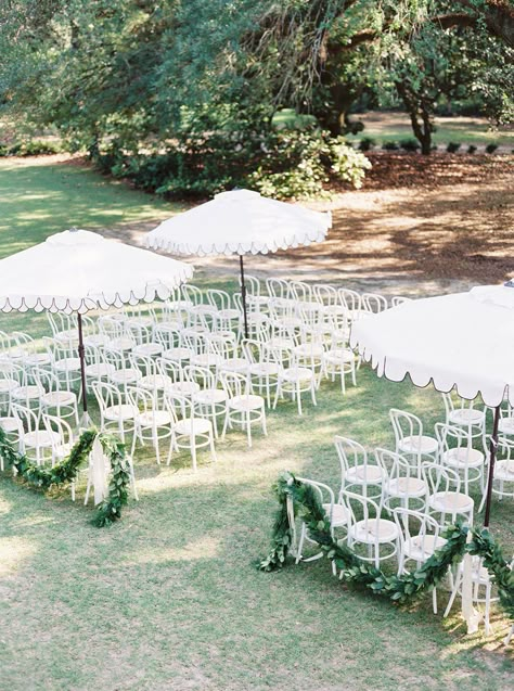 Wedding Ceremony Shade Ideas, Neutral Summer Wedding Flowers, Modern Southern Wedding, Spring Southern Wedding, Blue Southern Wedding, Ceremony With Umbrellas, Southern Outdoor Wedding, Southern Wedding Ideas, White And Green Color Scheme