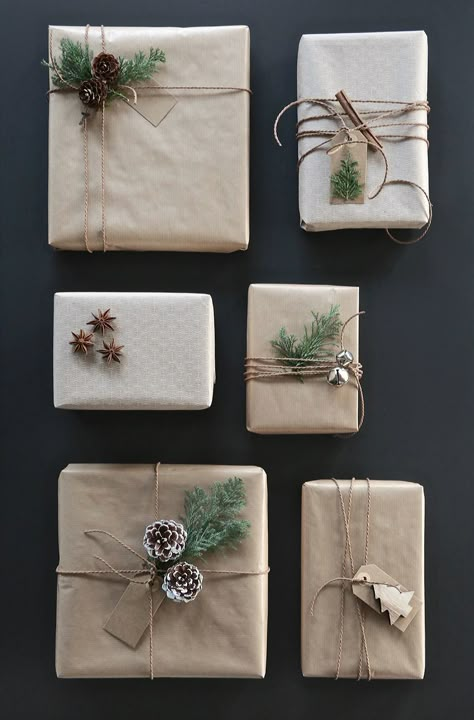 Christmas gift wrapping ideas Hadiah Diy, Wrapped Presents, Gift Wrap Ideas, Creative Gift Wrapping, Diy Gift Wrapping, Present Wrapping, Wrap Ideas, Gift Wrapping Ideas, Noel Christmas