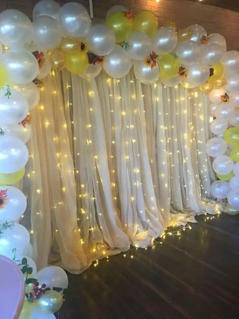 Yellow And White Photo Backdrop, Balloon Haldi Decoration, White Yellow Balloon Decoration, Baloon Decorations Engagement, Yellow Anniversary Decorations, Yellow And White Backdrop Ideas, Sunflower Backdrop Ideas With Balloons, Yellow Birthday Decoration Ideas, Haldi Decoration Ideas With Balloons