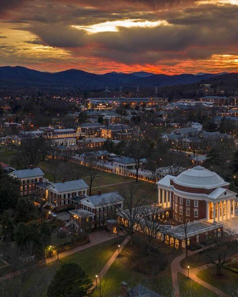 291 Likes, 2 Comments - UVA (@uva_updates) on Instagram: “Who is excited 🔥🔥 #uva2024” Liberty University Dorm, Campus Aesthetic, Law School Life, University Dorms, Future School, Virginia Travel, Liberty University, Charlottesville Virginia, Dream College