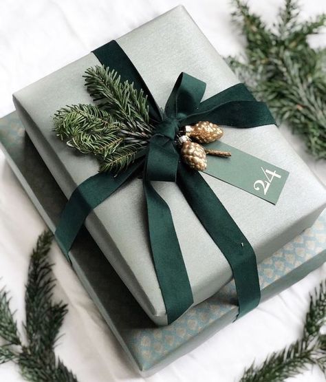 Joululahjat Diy, Jul Diy, Xmas Gift Wrap, Elegant Gift Wrapping, Christmas Gift Packaging, Gift Wrapping Inspiration, Gift Wrapping Ideas, Gifts Wrapping Diy, Creative Gift Wrapping