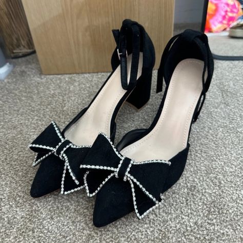 Black bow block heel shoes Black Bow Heels, Bow Heels, Block Heel Shoes, Black Bow, No Boundaries, Heel Shoes, Boundaries, Block Heels, Heels