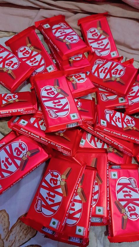 Kit Kat Snap, Kitkat Snap, Kit Kat Chocolate, Kitkat Chocolate, Chocolate Videos, Woman Pictures, Food Captions, Recipes Snacks, Blouse Casual Fashion