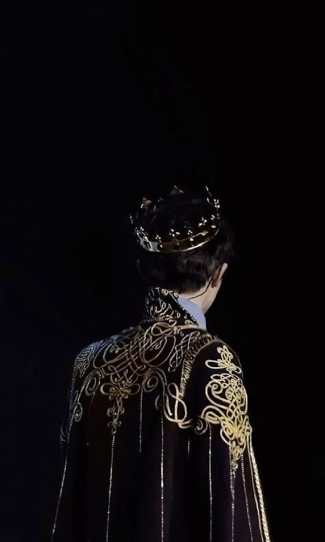 Dark Royalty Aesthetic, Prince Aesthetic, Prince Clothes, Crown Aesthetic, Royal Core, King Outfit, The Folk Of The Air, Royalty Aesthetic, Royal Aesthetic