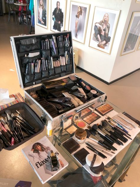 Beaution Work, Makeup Artist Office, Vision Board Ideas Makeup Artist, Makeup Artist Vision Board Ideas, Makeup Artist Lifestyle, Cosmetology Vision Board Ideas, Mua Aesthetic Job, Make Artist, My Dream Makeup Artist