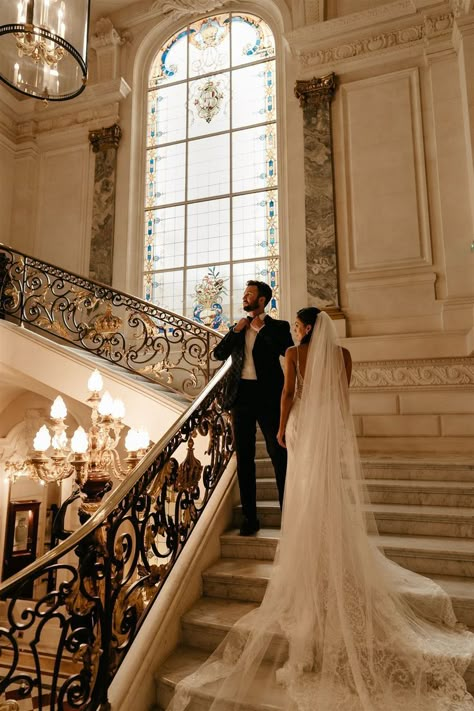 Shangri-la Hotel Paris famous staircase perfect for wedding couple portrait shoot Elegant Intimate Wedding, Wedding Accessories Photography, Pre Wedding Photoshoot Theme, Wedding Staircase, Shangri La Paris, Night Wedding Photos, Moody Wedding Photography, Paris Engagement, Shangri La Hotel