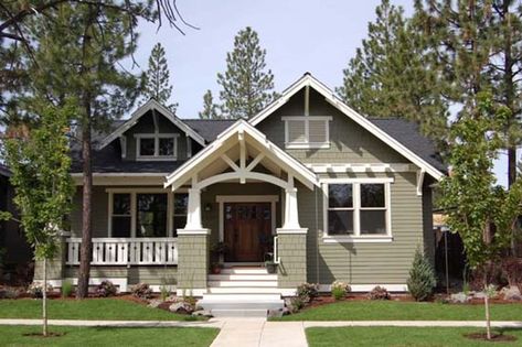 Craftsman style 3 bedroom home plan on Houseplans.com: 1-800-913-2350 Craftsman Bungalow House Plans, Small Cottage House Plans, Craftsman Cottage, Craftsman Bungalow, Craftsman Exterior, Craftsman Style House, Modern Craftsman, Casas Coloniales, Craftsman Style Homes