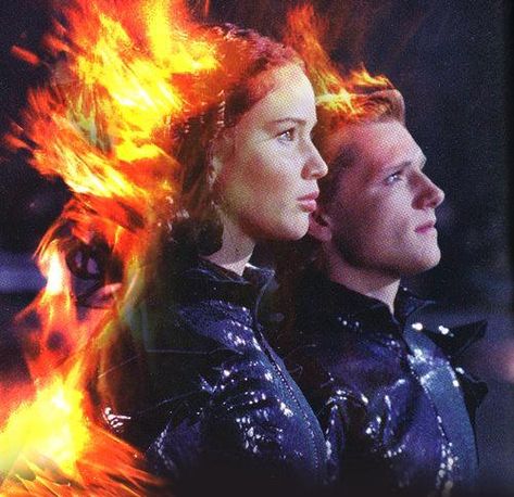 catching fire chariot | Peeta and Katniss join hands in unison during the tribute parade and ... Peeta And Katniss, Capitol Couture, Hunger Games Katniss, Hunger Games Movies, Katniss And Peeta, Hunger Games 3, Hunger Games Series, Peeta Mellark, Hunger Games Catching Fire